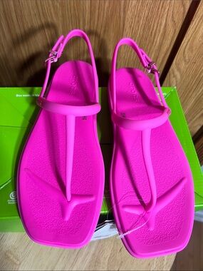 CROCS Women’s Hot Pink T-Strap Slingback Sandals